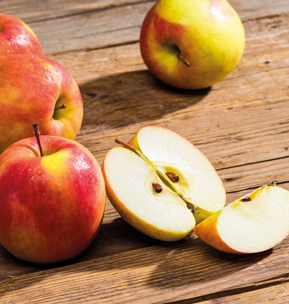 Äpfel auf einem Tisch