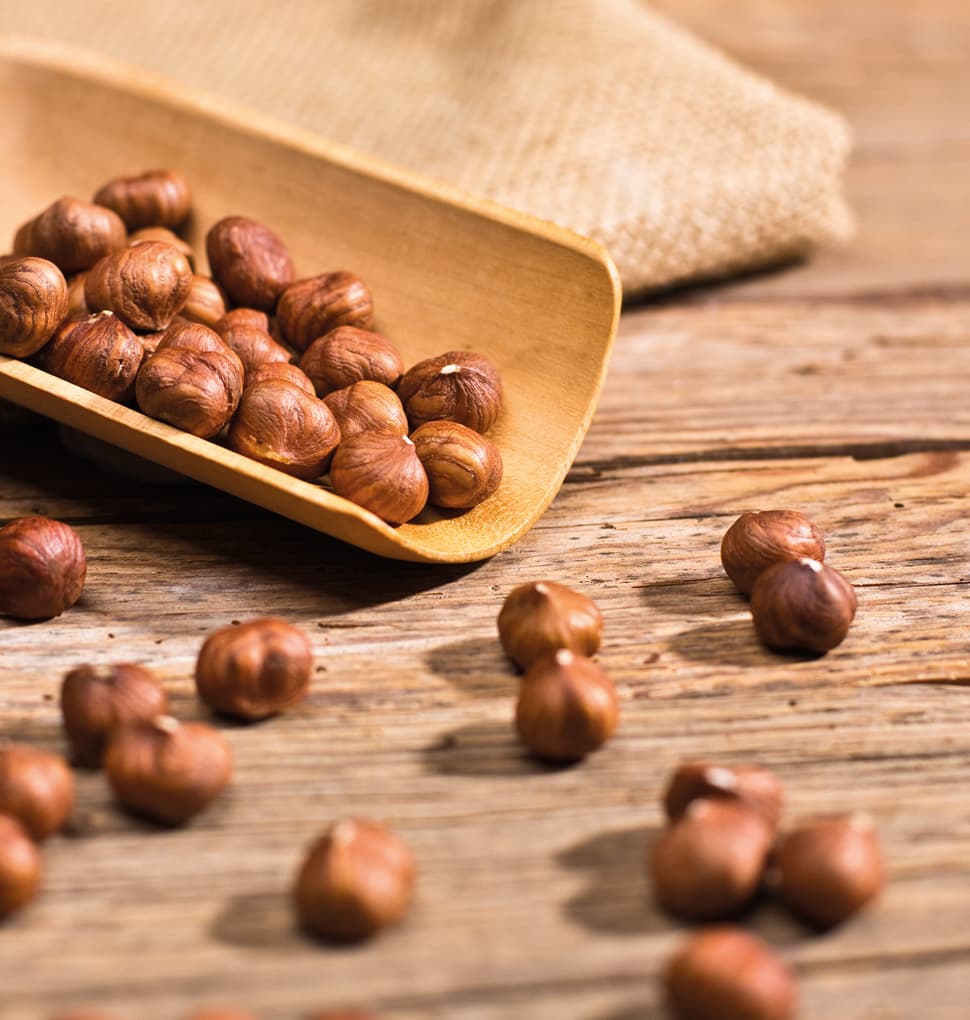 Haselnüsse auf einem Tisch