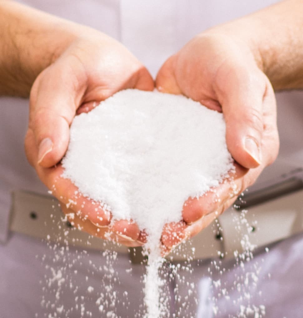 Salz das aus 2 Händen rieselt