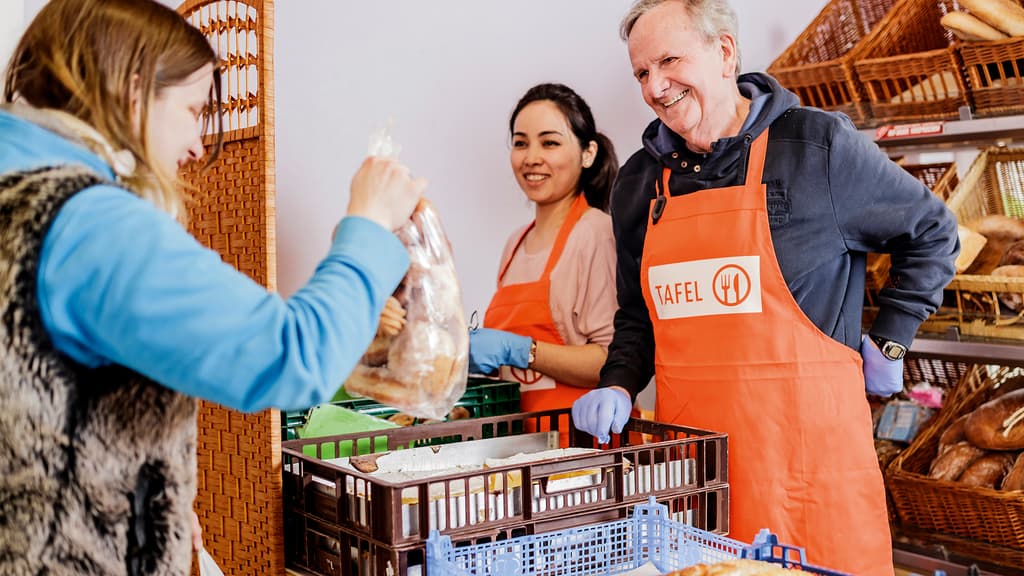 Mitarbeiter der Tafel beim Verteilen der Backwaren