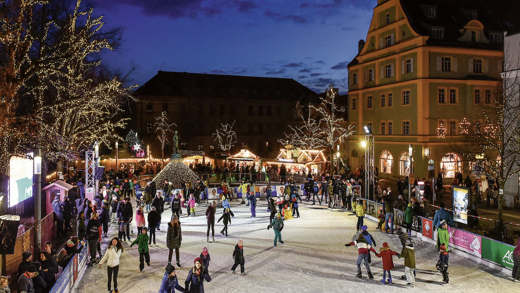 Eine Eisfläche mit Menschen, die Schlittschuhfahren