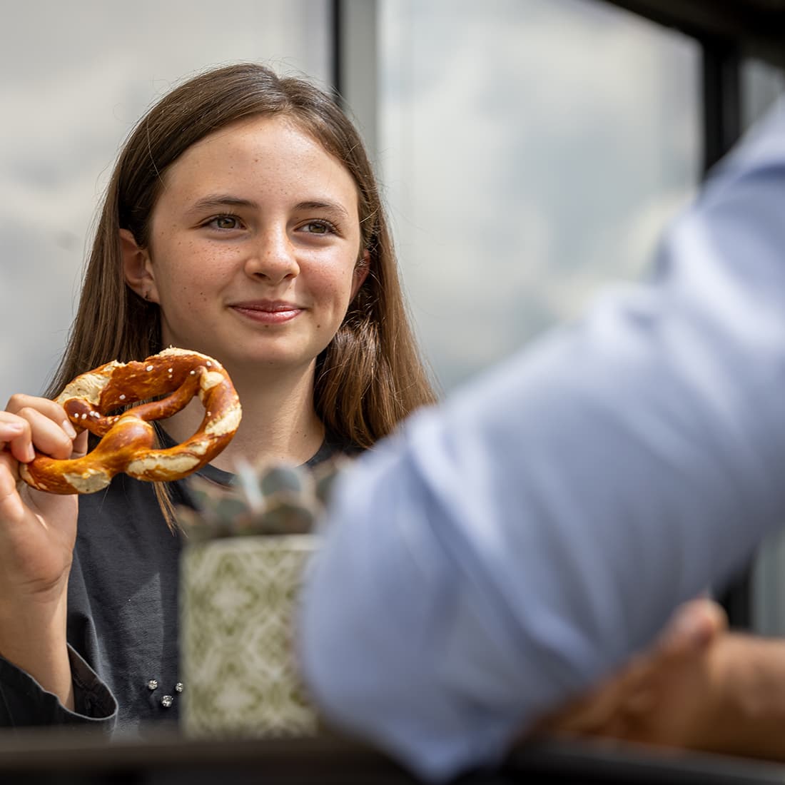 Mädchen mit einer Breze