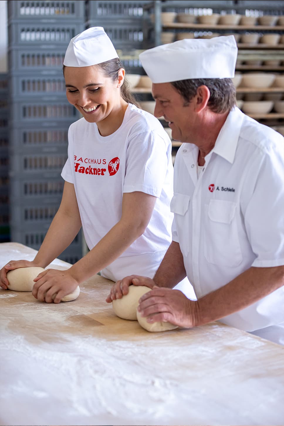 2 Mitarbeiter beim Teigrollen