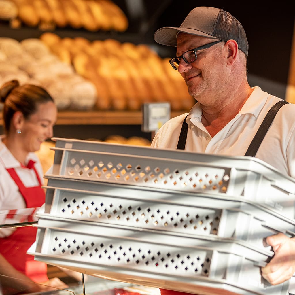Ein Mitarbeiter mit Brotkörben